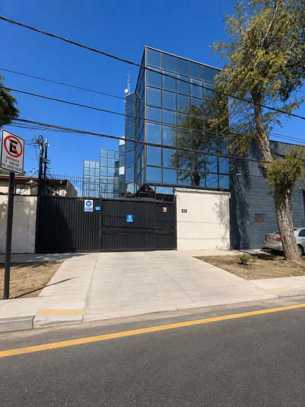 Amplia propiedad comercial y oficinas 747 m² – Lord Cochrane, Santiago