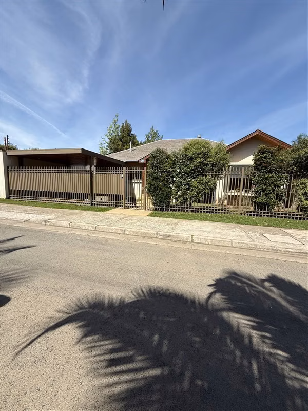 Se Vende Excelente Casa en Portones de Pichimapu, Talca