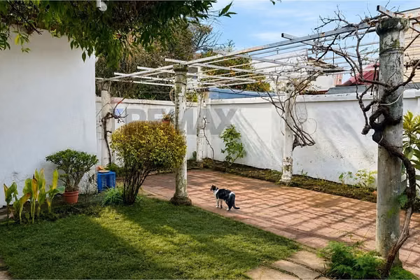 Amplia casa para remodelar con gran terreno