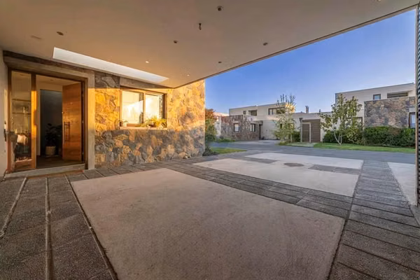 Casa con patio, piscina y quincho, la reina