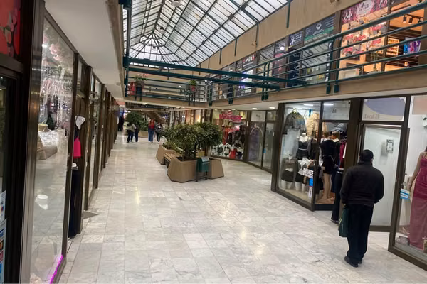 "se vende local primer piso paseo del mar."