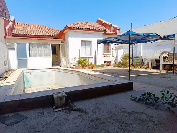 VIVE A MINUTOS DEL  METRO, CASA TERRENO DE 390 M2