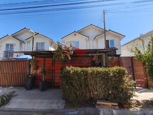 Hermosa Casa de Dos Pisos, 4 Dormitorios y 3 Baños, Lampa