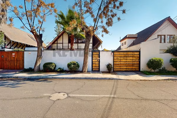Hermosa casa familiar con piscina, peñalolen