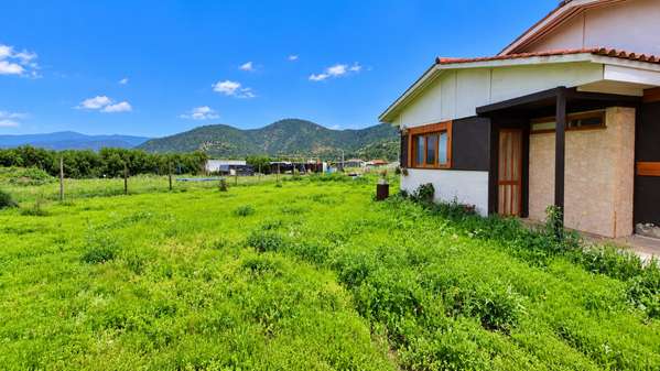 En venta, parcela de 5.000 m2., con casa de 2 dormitorios, en El Melón, Nogales.  100 M$