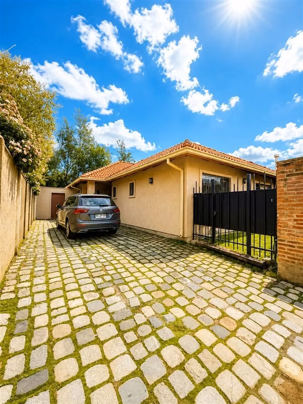 Vendemos Excelente Casa en Condominio, Sector Oriente Talca.