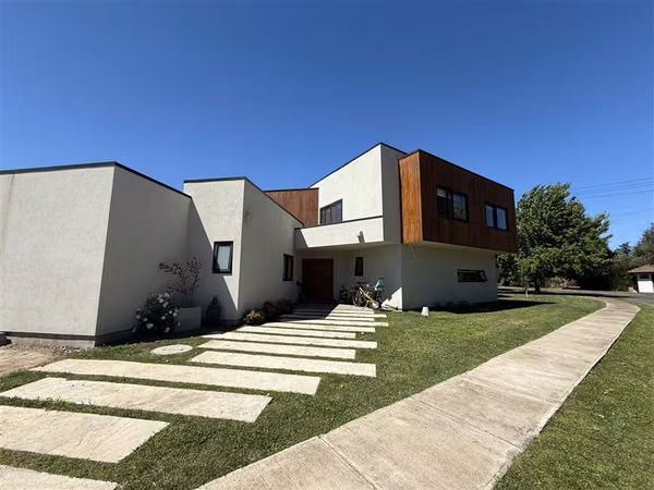 Vendemos Excelente Casa en Condominio, Sector Oriente Talca.