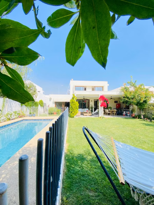 VENTA CASA MEDITERRÁNEA PARA INVERSIONISTAS EN CHICUREO | CON ARRENDATARIO VIGENTE | 3D + SERVICIO + PISCINA + QUINCHO | A PASOS COLEGIO SAN ANSELMO | UF 12.500