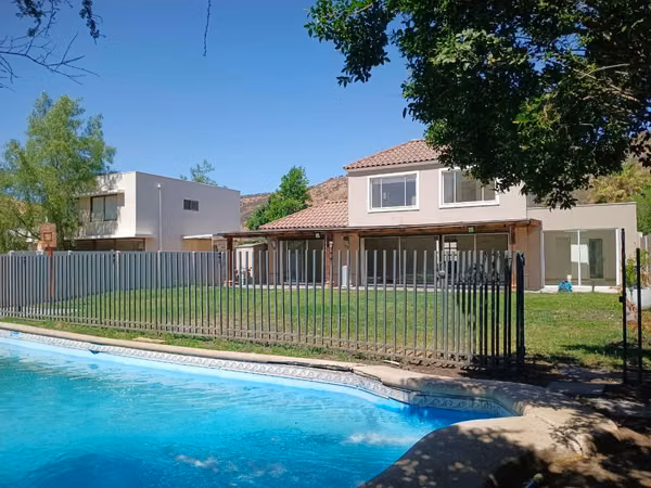 VENTA CASA SANTA ELENA, CERCANA A COLEGIOS Y ACCESO A AUTOPISTA LOS LIBERTADORES