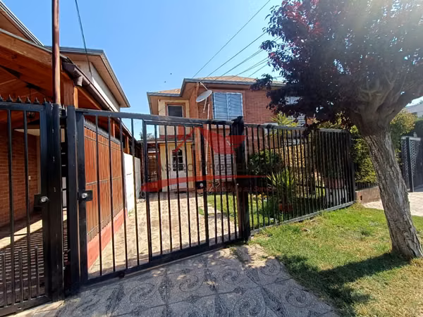 Hermosa Casa de Dos Pisos, 3 Dormitorios, 2 Baños, Quilicura.