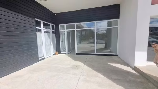 LOCAL COMERCIAL Y ESTACIONAMIENTO EN EDIFICIO WALK VALDIVIA