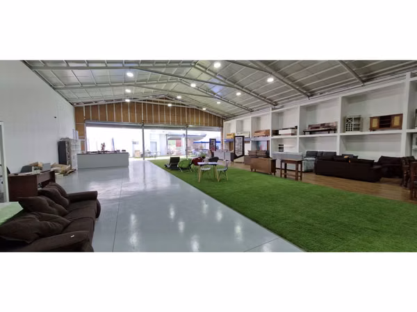 Venta de propiedad comercial en Quillota, 800 m2., con 2 dptos., 2 locales y galpón.  17.452 UF