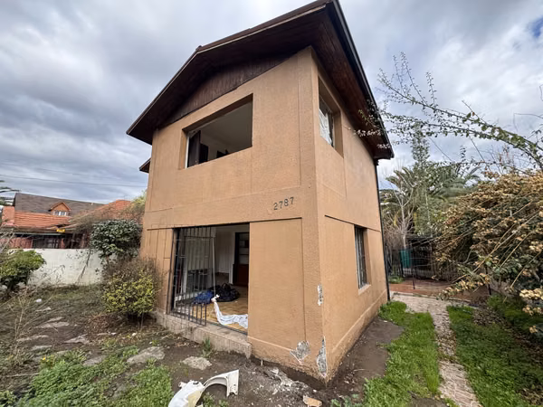 Remate Bancario | Espaciosa Casa de 2 Pisos en Macul | Lista para Remodelación : 5 Dormitorios y Gran Patio Privado