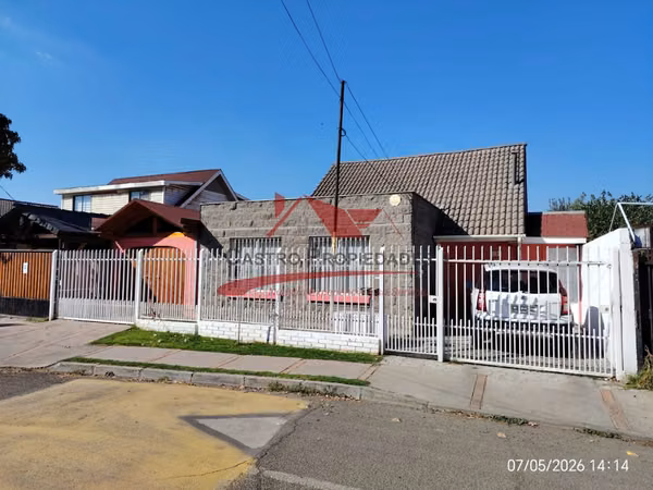 Hermosa Casa de Dos Pisos con 3 Dormitorios, 2 Baños, Quilicura.