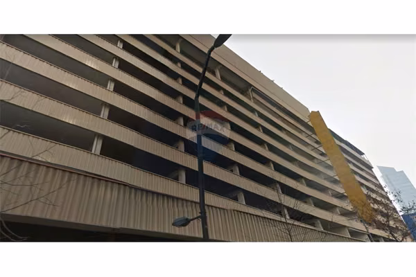 Céntrico estacionamiento en venta