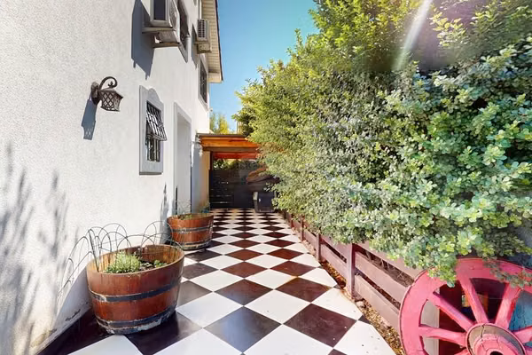 Bella casa con jardin (4+1 d / 3 b)
