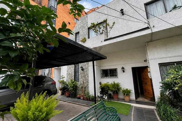 Casa de uso mixto detrás de apumanque las condes