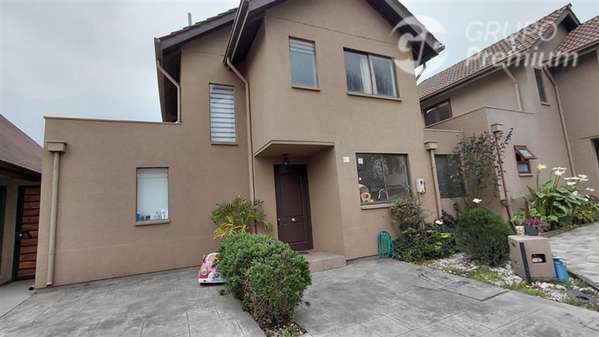 Casa en arriendo de 3D 3B en Cond San Ignacio. Padre Hurtado