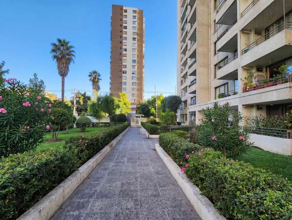 2 dormitorios/ 2 baños/ Amplia Terraza/ A pasos de Estaciones de Metro Lo Vial y San Miguel