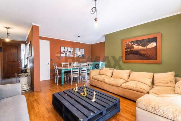 ¡casa familiar con jardín y piscina en huechuraba!