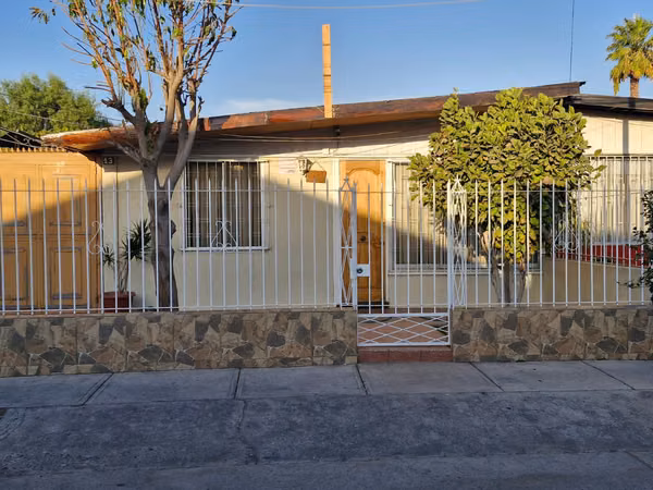 Gestimob vende amplia casa de un piso en pasaje Aulén , Villa Robert Kennedy, Estación Central