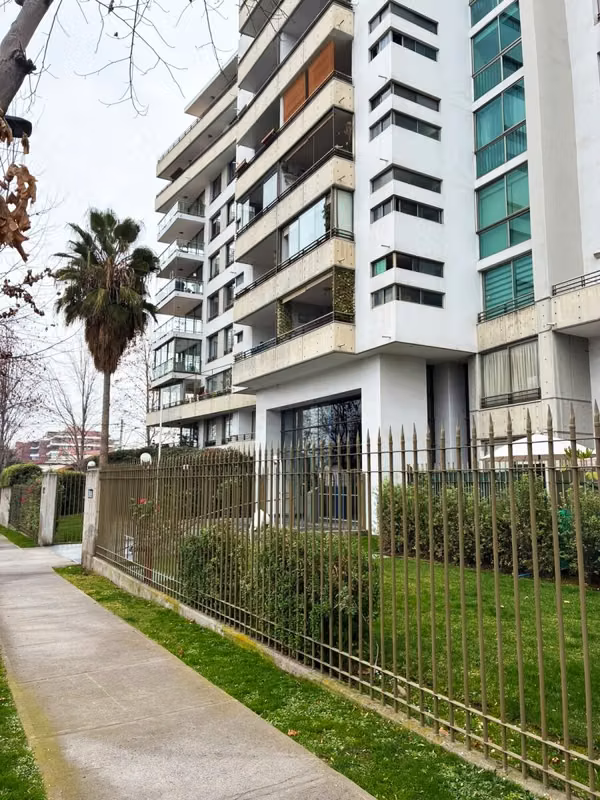 Amplio, lindo y luminoso departamento con excelente ubicación en Las Condes