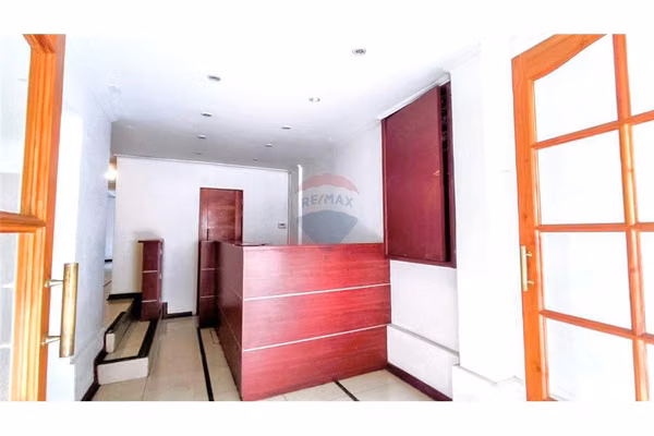Edificio en venta de 4 pisos, 14 privados