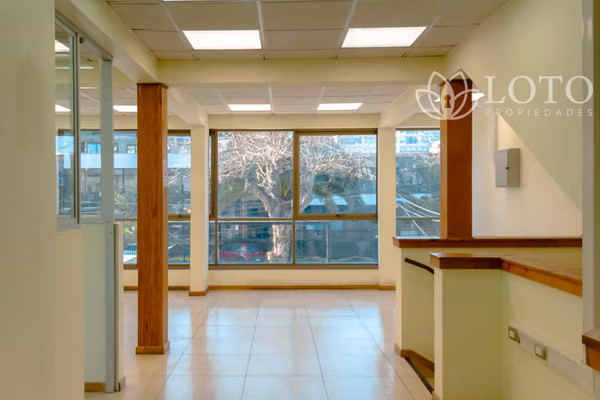 Local comercial de tres niveles con excelente ubicación