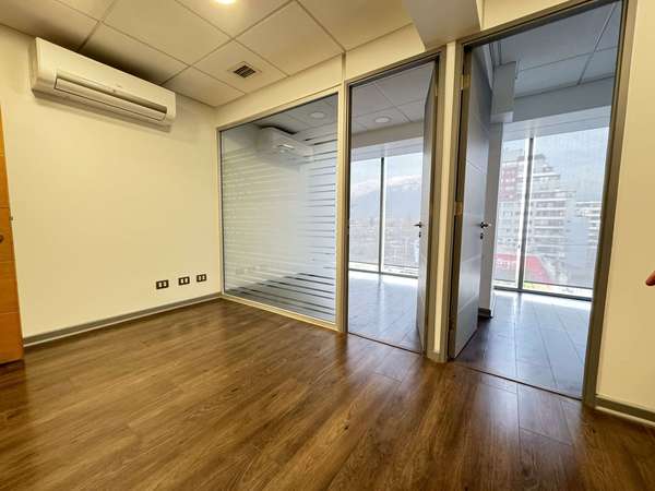 Arriendo oficina 2 privados 1 baño Estacionamiento y bodega
