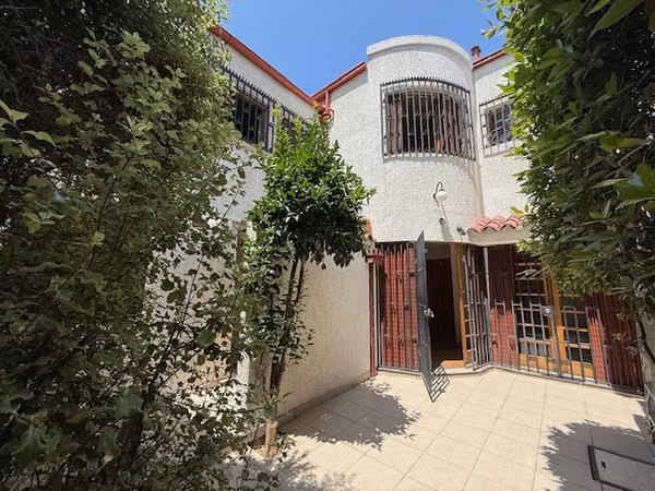 Oficina en arriendo en Providencia. 4 privados y subterráneo