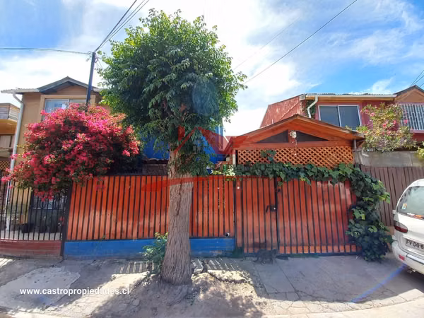 Casa de Dos Pisos, 2 Dormitorios, 2 Baños, San Bernardo.