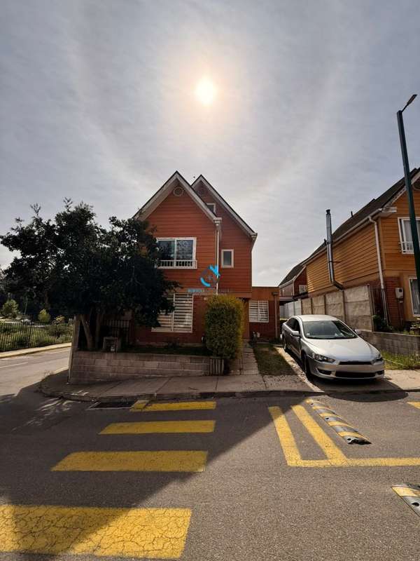 Se vende casa de 3 pisos en Condominio Alto Laguna