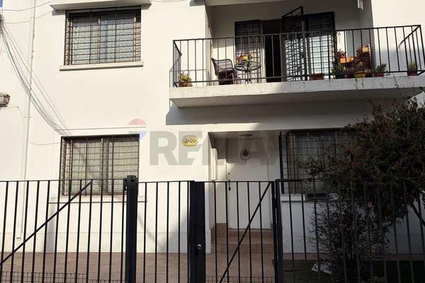 Excelente casa a pasos del metro republica
