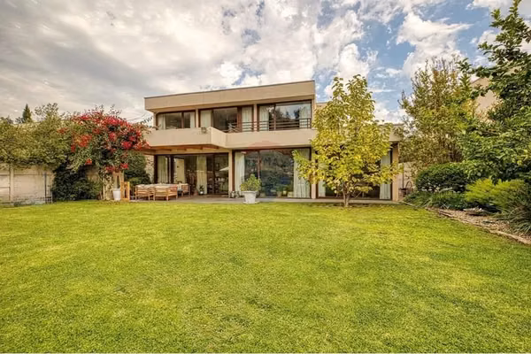 Casa con patio, piscina y quincho, la reina