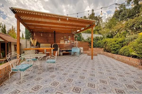 Casa con patio, piscina y quincho, la reina