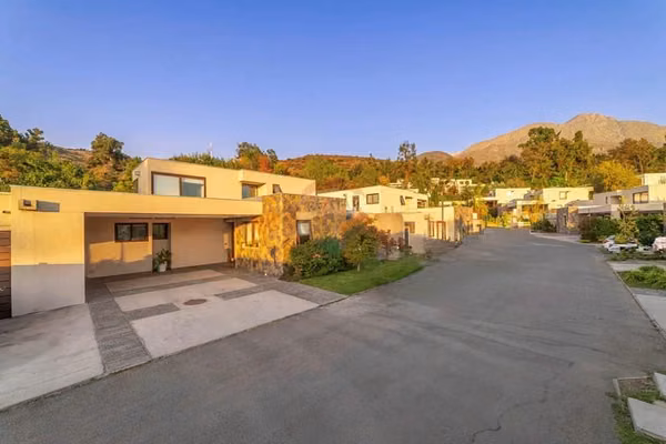Casa con piscina y quincho en condominio, la reina