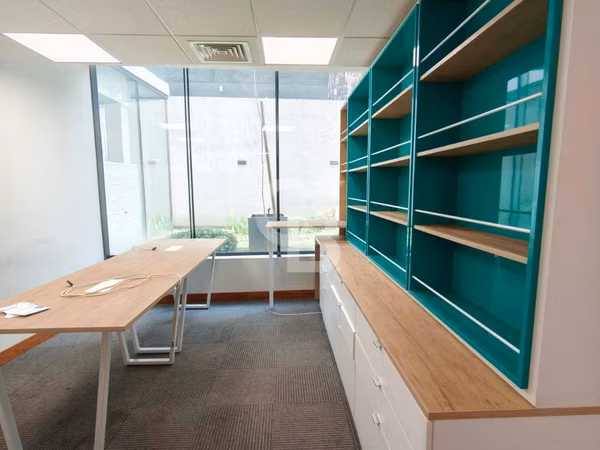 Oficina Las Condes con 2 privados y bodega