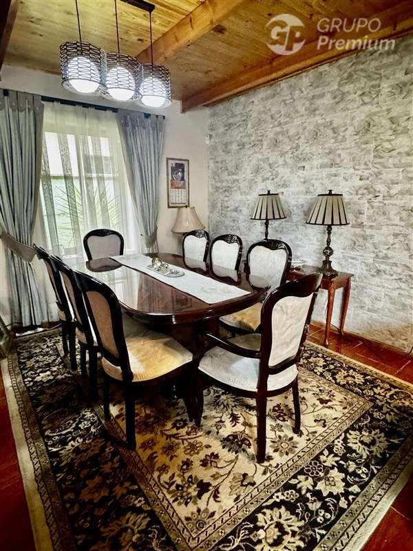 Casa remodelada en venta de 4D/4B/3E en La Reina