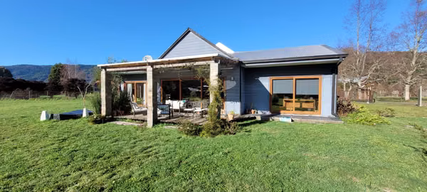 VALDIVIA; Parcela en Condomio; Casa 194mt2; Terreno 5.134mt2; borde rio.