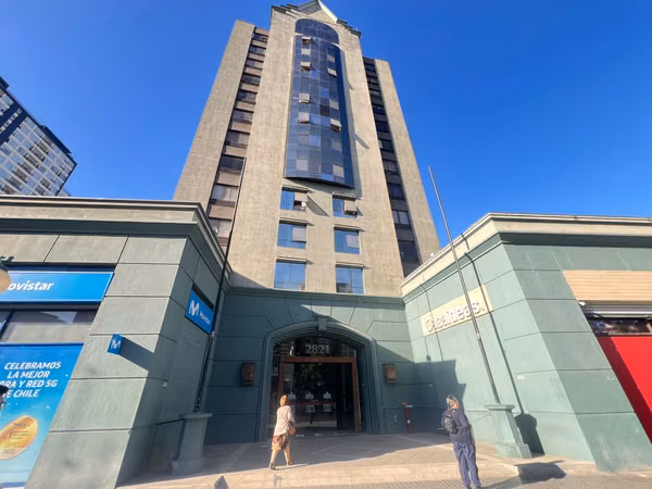 OFICINA EN VENTA  CON DOS PRIVADOS / METRO CHILE ESPAÑA