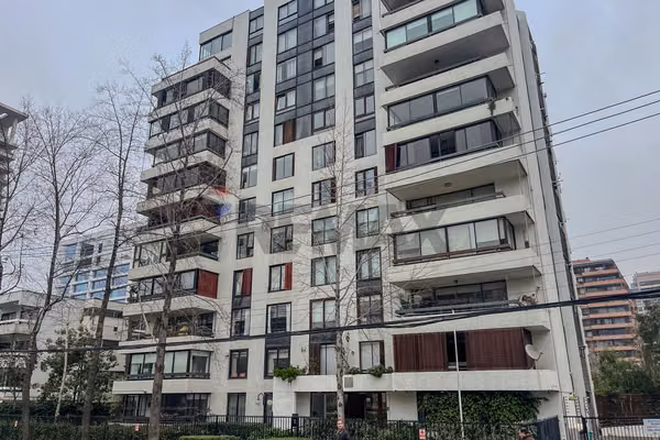 Amplio departamento renovado en las condes