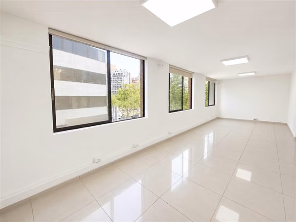 Oficina en venta 4 privados/Sector el Golf