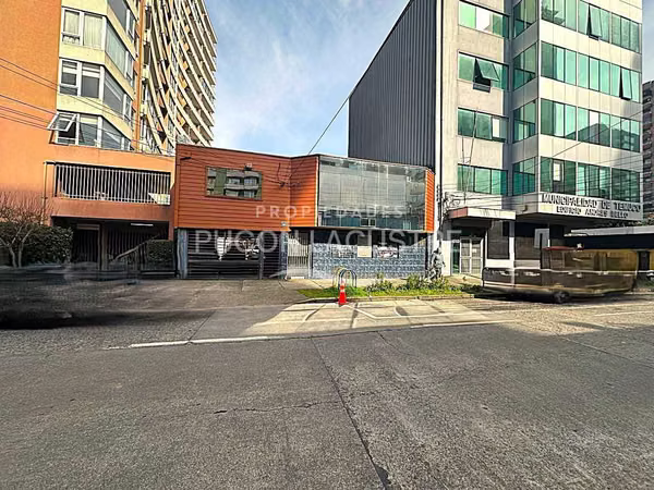AMPLIA PROPIEDAD CERCA CENTRO C/ESTACIONAMIENTOS (180791)