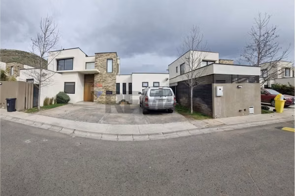 Hermosa casa mediterránea a la venta en chicureo