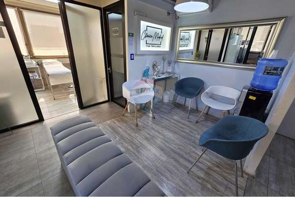 Oficina renovada de 69 m2 con estac.