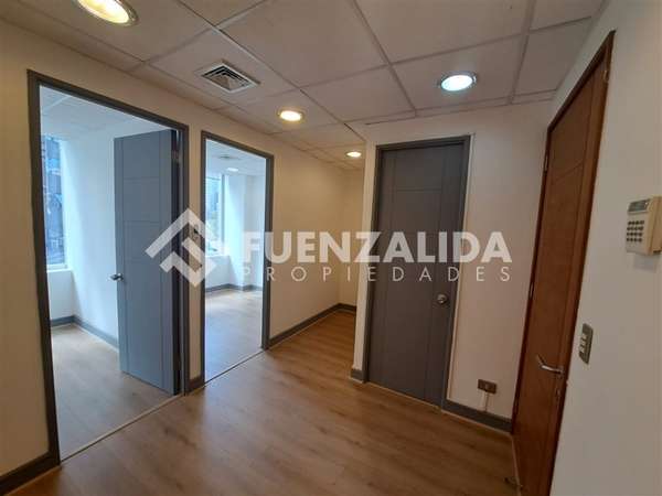 Excelente oficina en venta a pasos Costanera Center