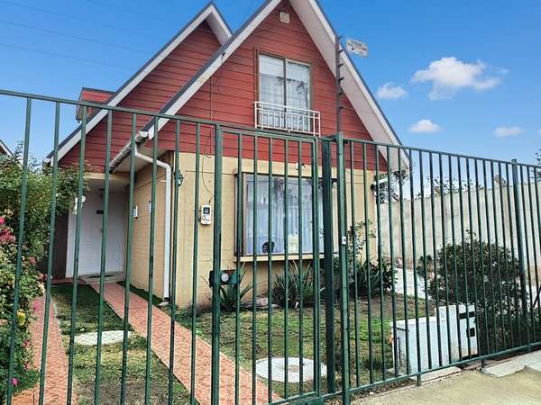 Venta de casa en Condominio en La Cruz, 3 dormitorios, 2 baños, 5 estacionamientos. 136 M$