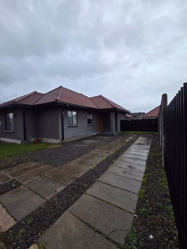 Amplia casa en arriendo Parque San Valentin (180927)