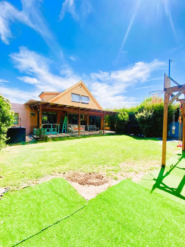 VENTA CASA SECTOR PARQUE BRISAS NORTE (3D + PIEZA SERVICIO + PANELES SOLARES): UF 7.200