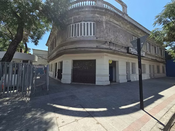 LOCAL CON OFICINA, ESQUINA HUERFANOS CON RAFAEL SOTOMAYOR